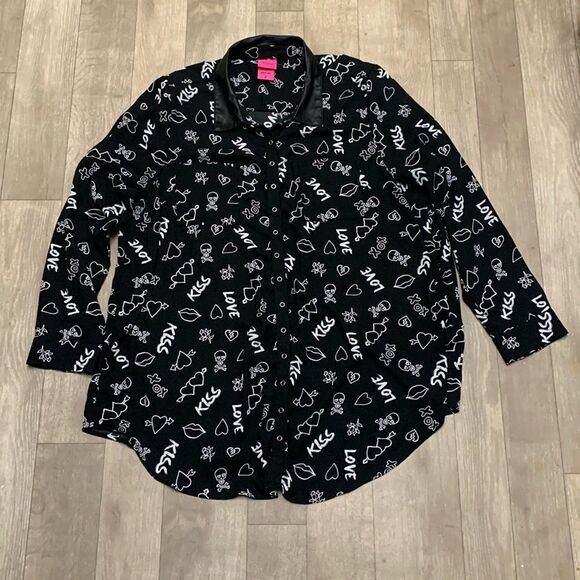Torrid‎ Betsy Johnson Snap Button Faux Leather Skull Hearts Love Kiss Tunic - Picture 1 of 6